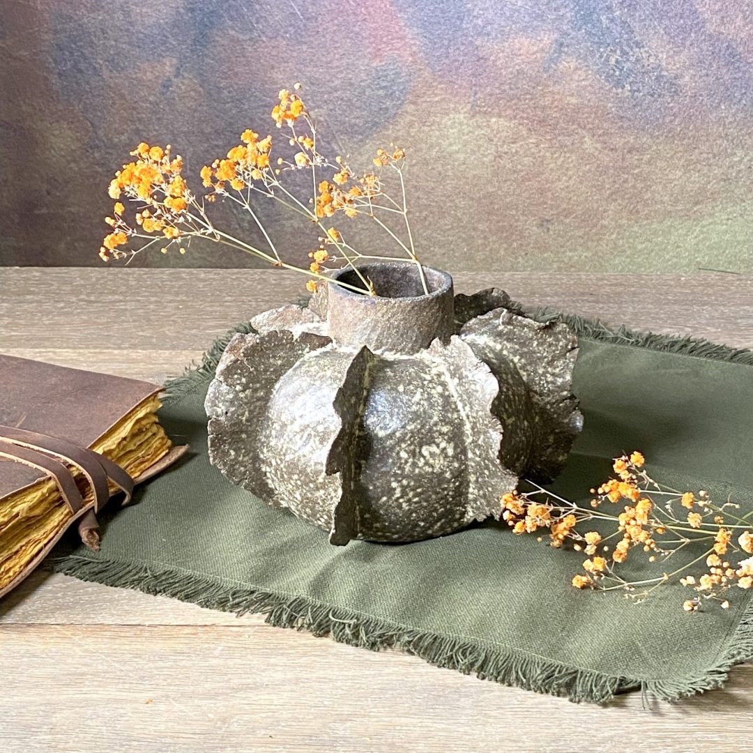 Le vase BAKARI en céramique artisanale sur une table.