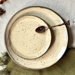 La sous-tasse ASMA en céramique artisanale sur une table.