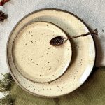 La sous-tasse ASMA en céramique artisanale sur une table.