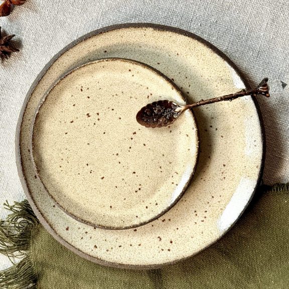 La sous-tasse ASMA en céramique artisanale sur une table.