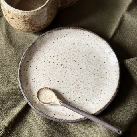 Sous-tasse Asma en grès artisanal crème avec cuillère, détail de la céramique faite main