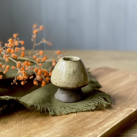 Le support à fouet matcha NORI en céramique artisanale sur une table.