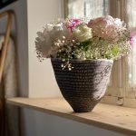 vase IRIS en céramique artisanale posé sur le rebord d'une fenêtre avec des fleurs