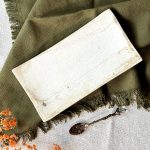 Le plat ÉTOILE en céramique artisanale posé sur la table.