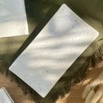 Plat étoile en grès artisanal, fait main vue du dessus posé sur une table.