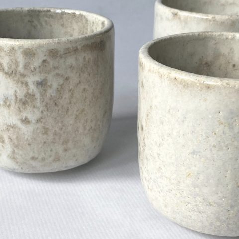 Tasse Astral en grès, détail de l'émail.