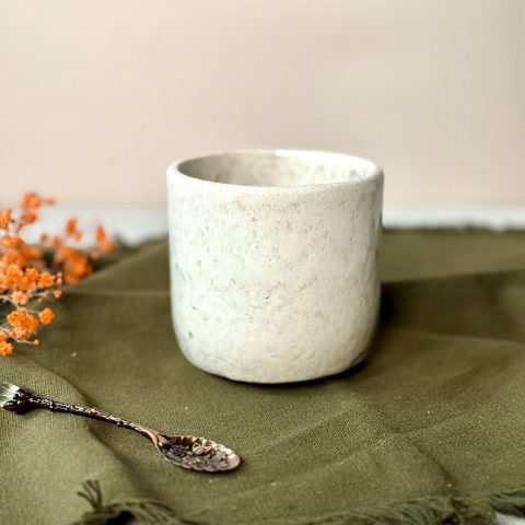La tasse ASTRAL en céramique artisanale sur une table.