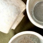 Tasse Astral en grès émaillé, vue de dessus montrant l'intérieur et les nuances de l'émail.