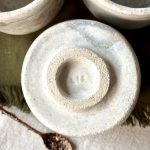 Pied de la tasse Astral en grès vue de dessus.