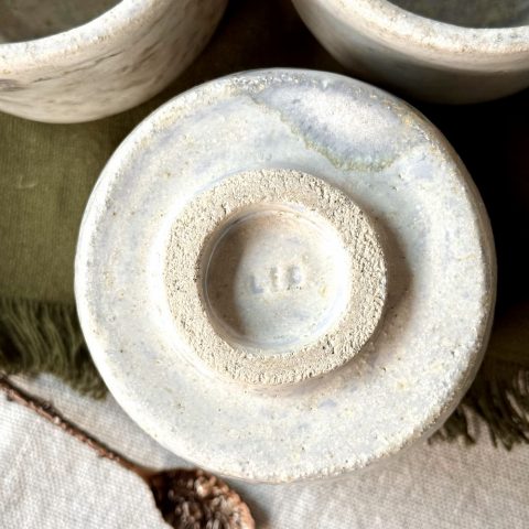 Pied de la tasse Astral en grès vue de dessus.