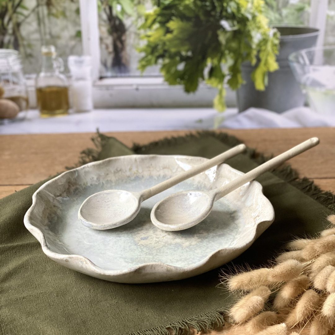 Plat de service Céleste en grès, fait main, avec deux couverts de service assortis.