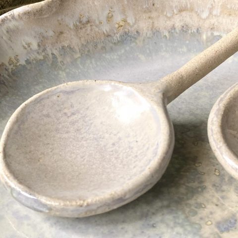 Détails des couverts et de l'émail du plat de service Céleste en grès, fait main.