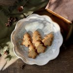 Plat de service Céleste en grès, fait main, avec des biscuits, vue du dessus.