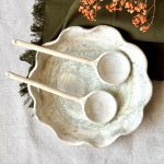 Plat de service CÉLESTE en céramique artisanale en grès avec deux couverts assortis, posé sur une table avec une serviette.