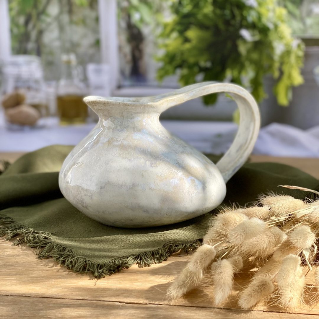 La petite carafe HORIZON en céramique artisanale sur une table.