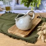 La saucière COSMOS en céramique artisanale sur une table de la cuisine.