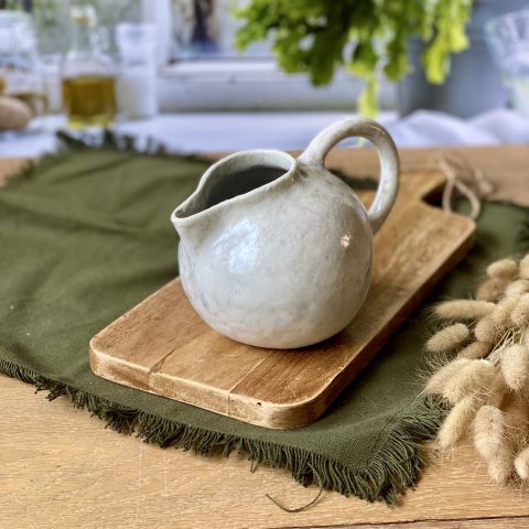 La saucière COSMOS en céramique artisanale sur une table de la cuisine.