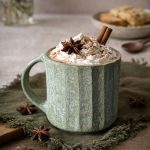 Mug Kaito en grès artisanal, fait main, avec une boisson chaude.