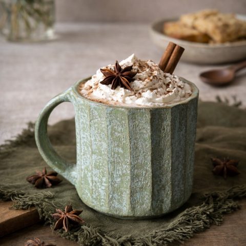 Mug Kaito en grès artisanal, fait main, avec une boisson chaude.