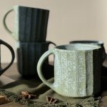 Plusieurs grands mugs KAITO sur une table, réalisés en céramique artisanale en grès.
