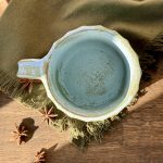 Vue de haut du grand mug KAITO, fait main en céramique artisanale.