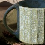 Vue rapprochée du grand mug KAITO, réalisé en céramique artisanale.