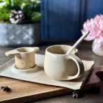 Set à thé RIKU posé sur une table, façonné à la main en céramique artisanale.