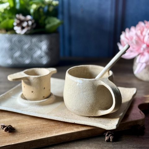 Set à thé RIKU posé sur une table, façonné à la main en céramique artisanale.
