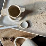 Infuseur en céramique artisanale du set à thé RIKU, depuis le dessus avec son plateau, sa cuillère et son mug en grès