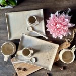 Set à thé RIKU en céramique artisanale en grès, comprenant plateau, mug, cuillère et infuseur.