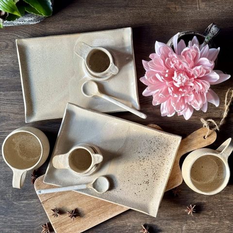 Set à thé RIKU en céramique artisanale en grès, comprenant plateau, mug, cuillère et infuseur.
