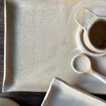 Vue rapprochée du set à thé RIKU en céramique artisanale en grès.