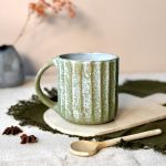 Le grand mug KAITO en céramique artisanale posé sur la table.