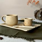 Set à thé RIKU posé sur un table, façonné à la main en céramique artisanale.