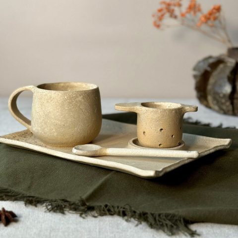 Set à thé RIKU posé sur un table, façonné à la main en céramique artisanale.