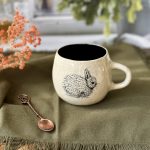 Le mug LE LAPIN en céramique artisanale sur une table dans la cuisine.