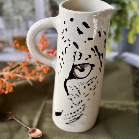 Pichet Guépard en grès, fait main, avec décor de guépard dessiné à la main.