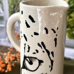 Détails du pichet Guépard en céramique artisanale.