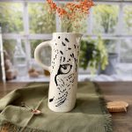 Le pichet LE GUÉPARD en céramique artisanale sur une table de la cuisine.