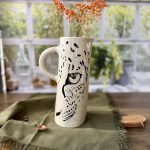 Le pichet LE GUÉPARD en céramique artisanale sur une table de la cuisine.