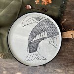 L'assiette LE POISSON en céramique artisanale sur une table.