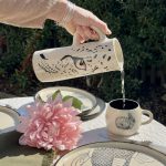 Ensemble de pichets et carafes en céramique artisanale faits main en grès.