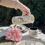 Ensemble de pichets et carafes en céramique artisanale en grès.