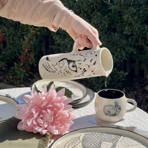 Ensemble de pichets et carafes en céramique artisanale en grès.