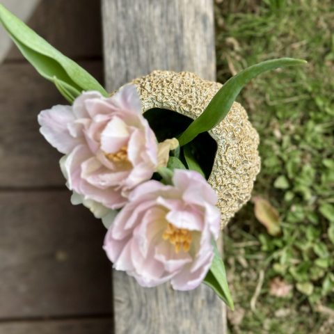 Vase Bora dans le jardin avec des fleurs, façonné dans mon atelier de céramique artisanale.