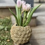 Vase Bora en céramique artisanale avec des fleurs.