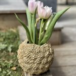 Vase Bora en céramique artisanale avec des fleurs.