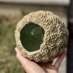 Intérieur du vase Bora en céramique artisanale recouvert d'émail vert.