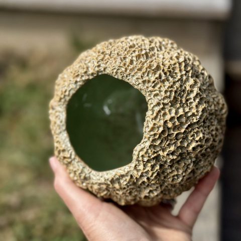 Intérieur du vase Bora en céramique artisanale recouvert d'émail vert.