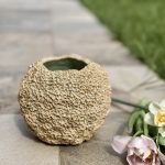 Vase Bora sur la terrasse avec quelques fleurs réalisé en céramique artisanale en grès.